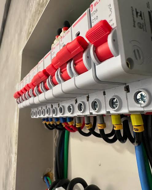 Detalhe dos disjuntores e conexões de um quadro elétrico